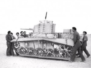 Soldados transportando un señuelo