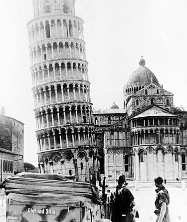 Tropas nazis al lado de la Torre de Pisa