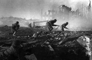 Soldados soviéticos avanzando