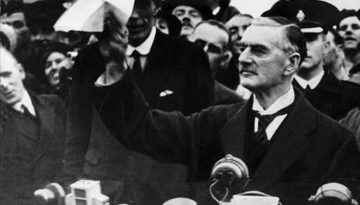 Neville Chamberlain exhibe el documento firmado por Hitler