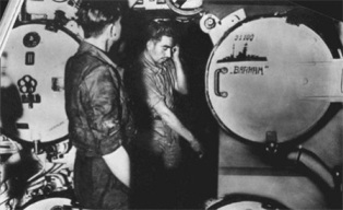 Sala de torpedos del U331 con una dedicatoria al Barham