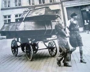 Dos chicos berlineses transportando ataúdes en 1945
