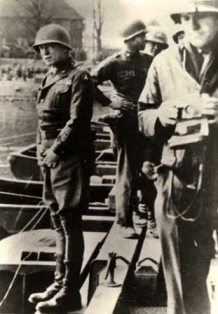 Fotografía retocada de Patton orinando en el Rhin