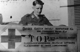 Caja que contiene las prótesis para Douglas Bader