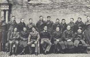Douglas Bader junto a otros prisioneros en Colditz