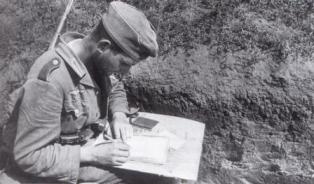 Soldado escribiendo una carta