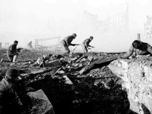 Soldados avanzando en Stalingrado