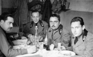 Soldados italianos disfrutando de una comida