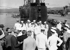 Chester Nimitz toma posesión de su cargo en el USS Grayling
