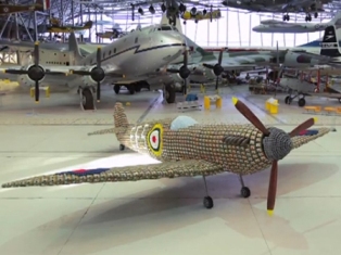 Spitfire construido con cajas de huevos