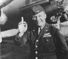 Coronel Stanley T. Wray haciendo el simbolo de la orden