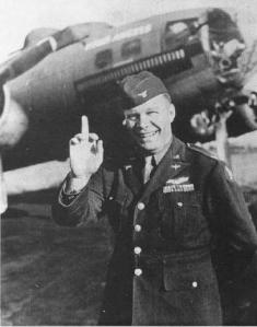 Coronel Stanley T. Wray haciendo el simbolo de la orden