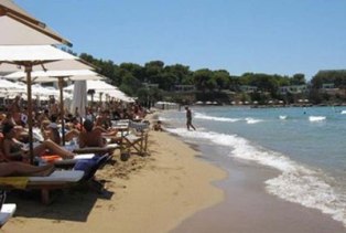 Playa de Vouliagmeni en Grecia