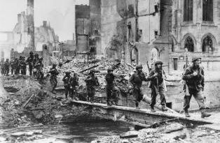 Soldados aliados atraviesan la población de Pont L'Eveque