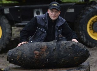 Mike Schwitzke muestra la bomba desactivada en Postdam