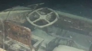 Vehículo anfibio hundido en el lago italiano de Garda