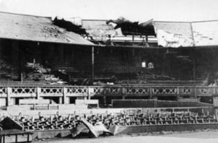 Desperfectos sufridos tras el bombardeo de la pista central de Wimbledon
