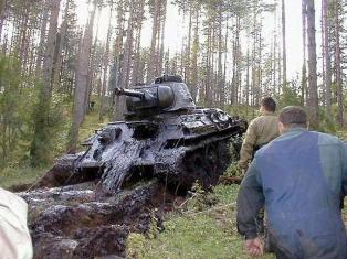 T34 ruso rescatado de un lago en Jhovi, Estonia