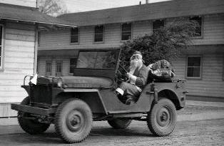Soldado disfrazado de Santa Claus en jeep