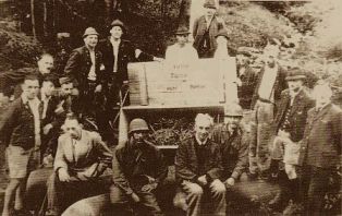 Mineros en Altaussee después de ser removidas las cajas con explosivos. Mayo 1945