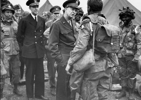 Eisenhower charlando con paracaidistas