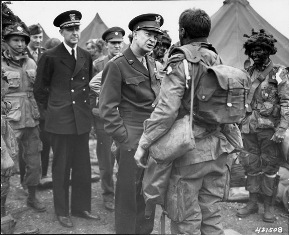 Eisenhower charlando con paracaidistas