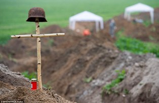 Una cruz de madera se ha plantado en homenaje a los soldados caidos