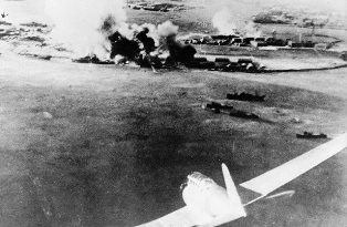 Aparato japonés atacando la base de Pearl Harbor