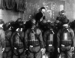 Pilotos japoneses reciben las ultimas instrucciones antes del ataque