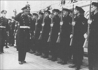 El capitan Lindemann pasando revista a sus hombres