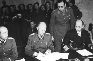 El General Jodl firma el documento de la capitulacion alemana