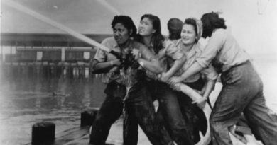 Mujeres ayudando a apagar los incendios
