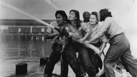 Mujeres ayudando a apagar los incendios