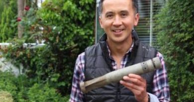 Stephen Sin junto a la bomba SGM hallada en su casa